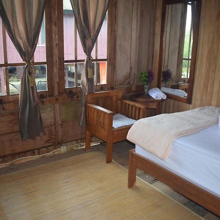 Areef Homestay Kaledupa Exterior photo